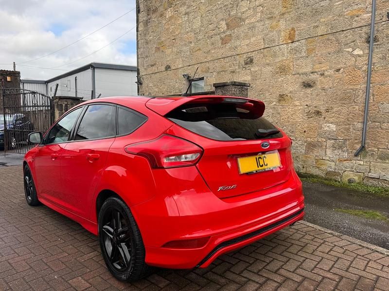 Used Ford Focus ST-Line 150 HP (110 kW) 2017 Red Hatchback