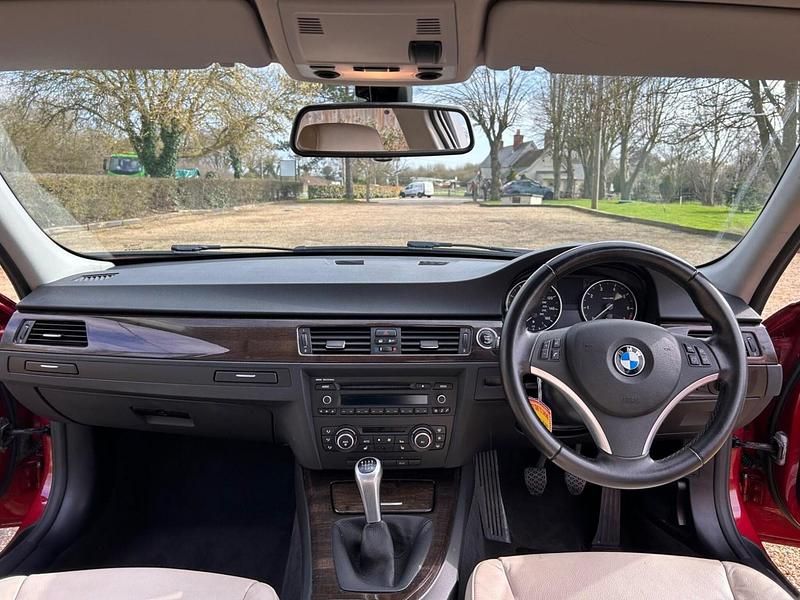 Used BMW 318 Exclusive 2011 Red Sedan