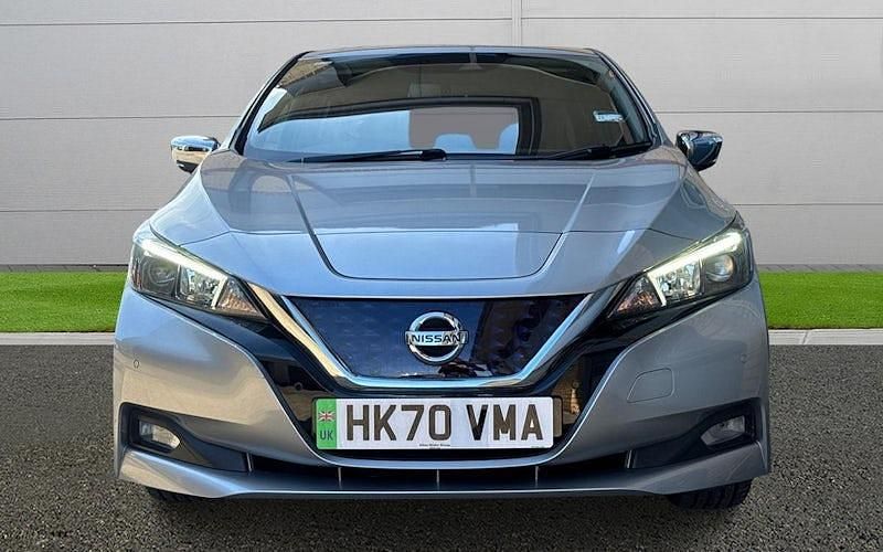 Begagnad Nissan Leaf N-Connecta 110 kW (150 HK) 2020 Silver Halvkombi