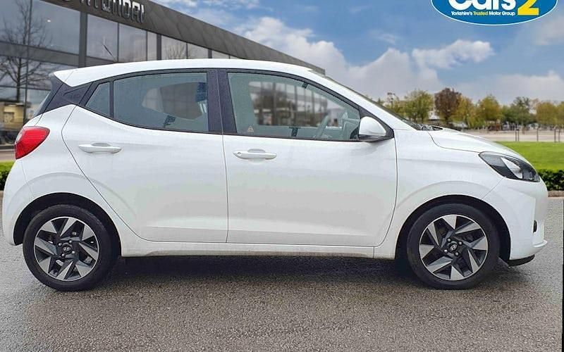 Used Hyundai i10 Advanced 63 HP (46 kW) 2025 White Hatchback