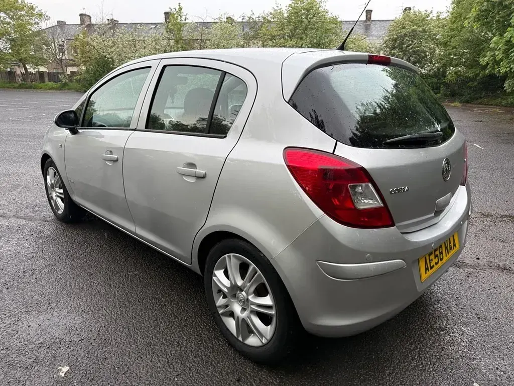 Usado Vauxhall Corsa Club 89 HP (65 kW) 2008 Prateado Citadino