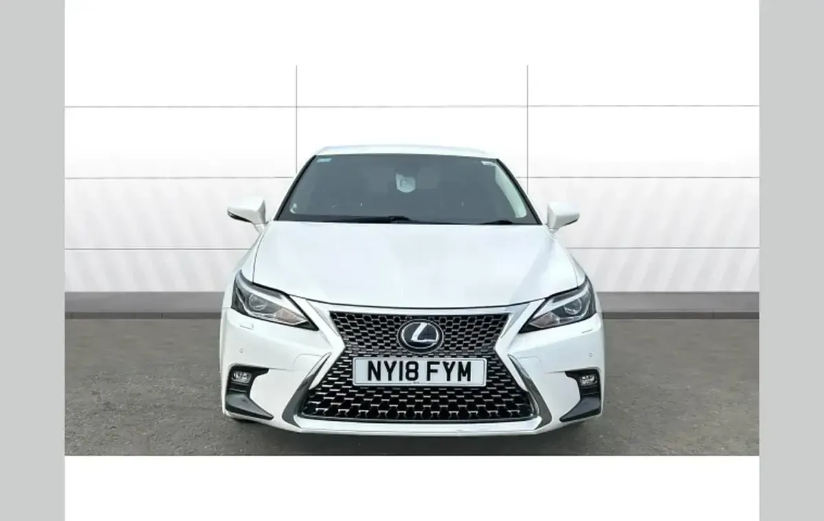 Used Lexus CT200h 134 HP (98 kW) 2018 White Hatchback