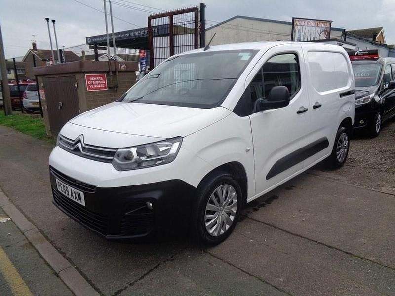 Used Citroën Berlingo 100 HP (73 kW) 2019 White MPV