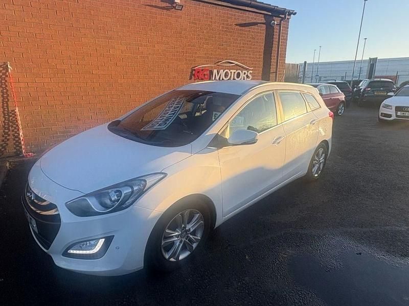 White Used 2013 Hyundai i30 Style Estate | £3,695 (Good price) - Image 1/4