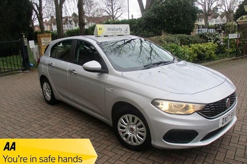 Used Fiat Tipo Easy 95 HP (69 kW) 2017 Metallic silver Hatchback