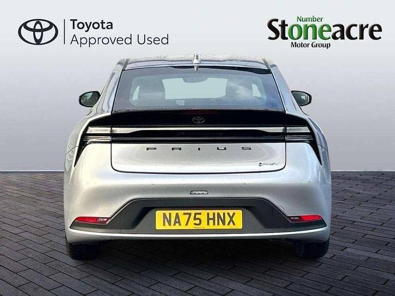 Usado Toyota Prius Design 220 HP (161 kW) 2025 Cinzento Citadino
