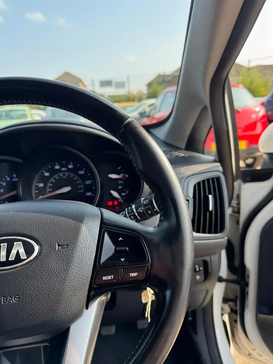 Used Kia Rio 75 HP (55 kW) 2013 White Hatchback