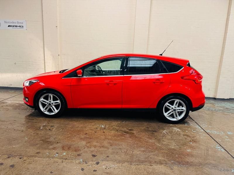 Used Ford Focus Zetec 120 HP (88 kW) 2014 Red Hatchback
