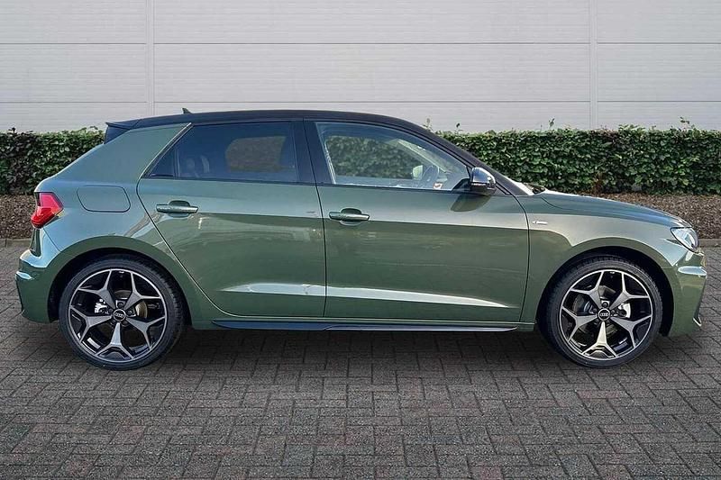 Begagnad Audi A1 Black Edition 2025 Grön SUV