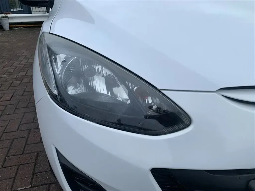 Used Mazda 2 75 HP (55 kW) 2012 White Hatchback