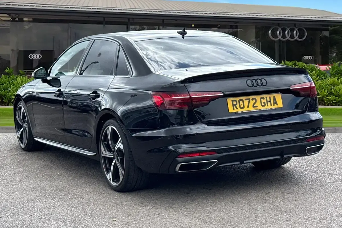 Usado Audi A4 Black Edition 163 HP (119 kW) 2022 Preto Sedan