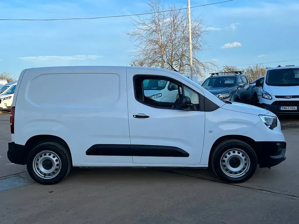 Used Vauxhall Combo 100 HP (73 kW) 2021 White MPV