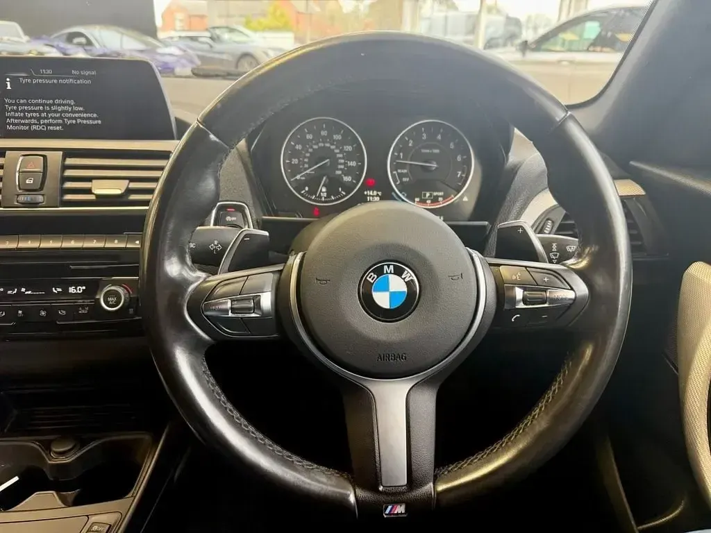 Usado BMW M135 Comfort Edition 326 CV (239 kW) 2016 Negro Utilitario
