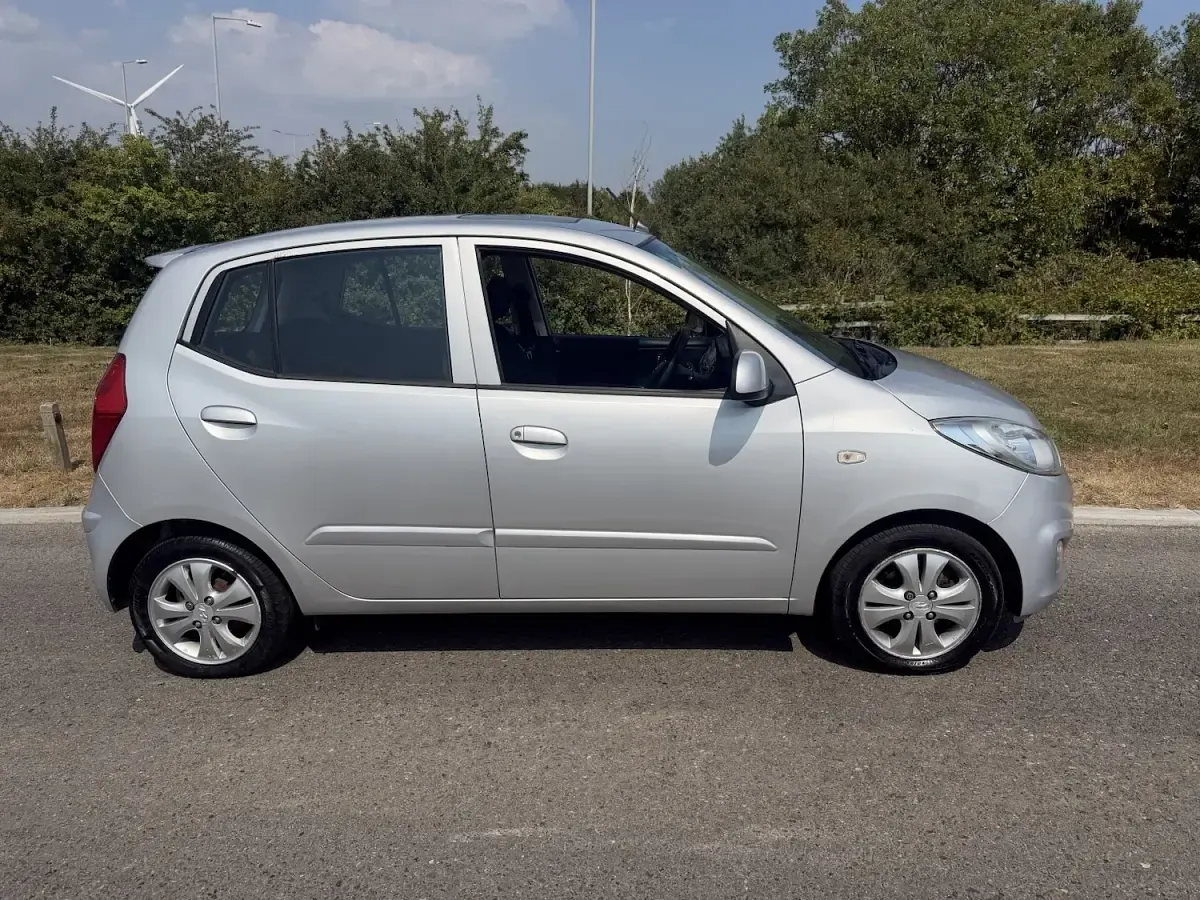 Used Hyundai i10 Style 83 HP (61 kW) 2013 Silver Hatchback