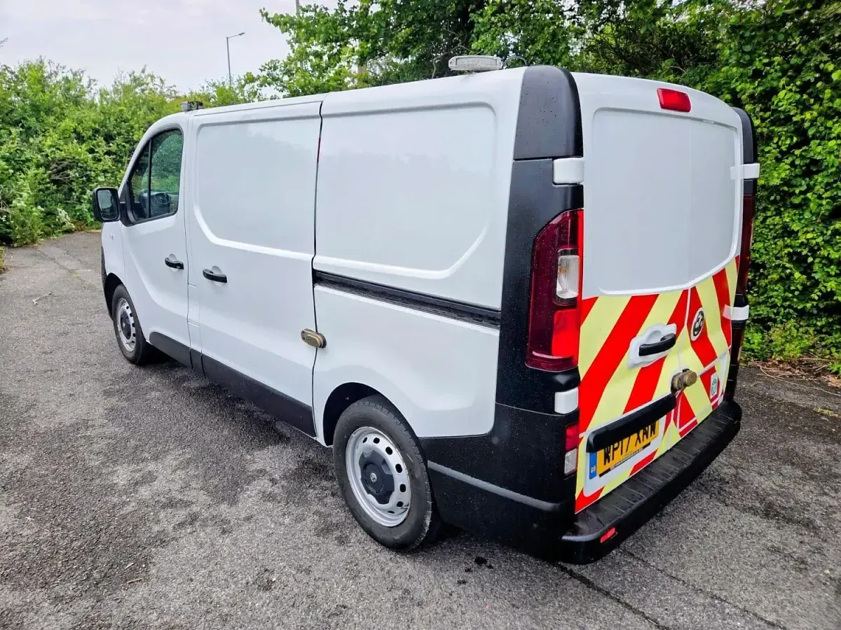 Used Vauxhall Vivaro S 95 HP (69 kW) 2017 White MPV