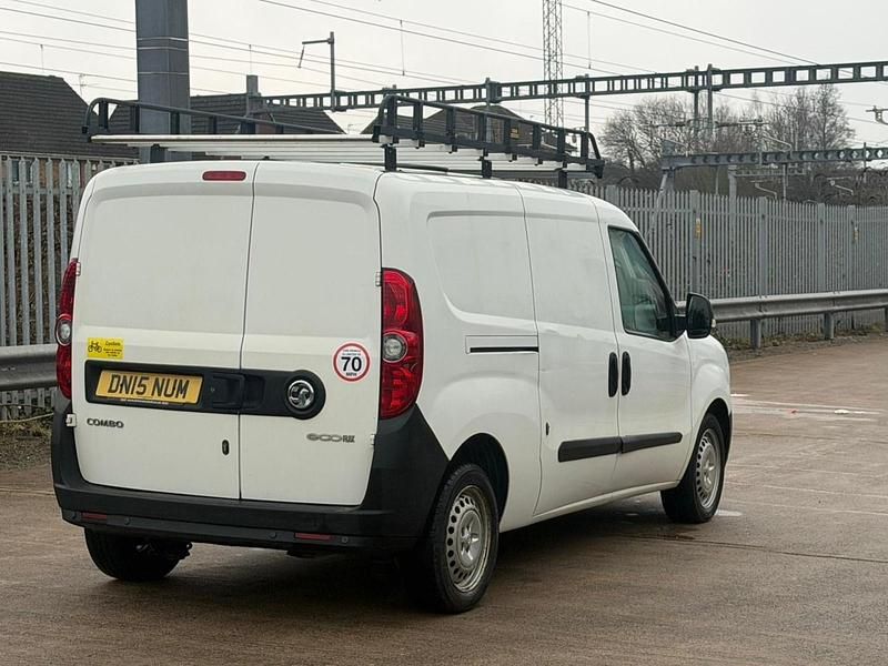 Second-hand Vauxhall Combo 2015 Alb Van
