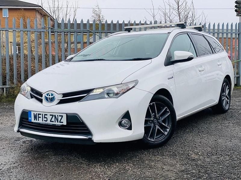 Used Toyota Auris Hybrid 2015 White Estate