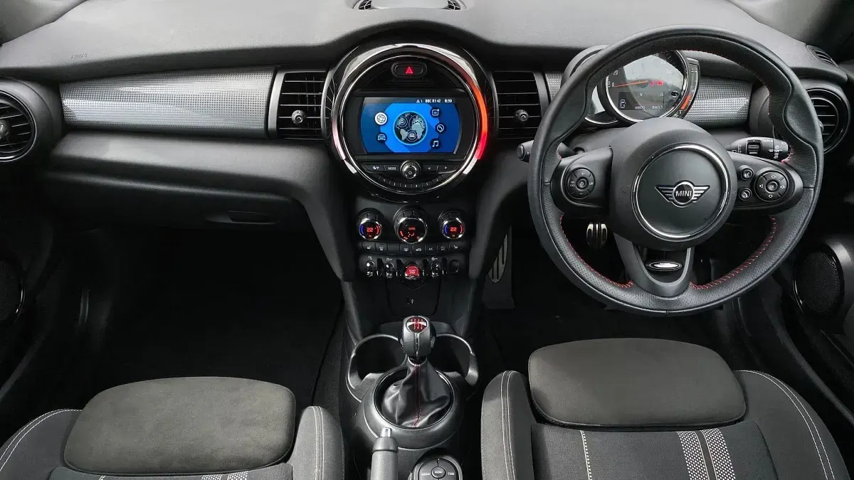 Used Mini Cooper Hatch 134 HP (98 kW) 2018 Red Hatchback