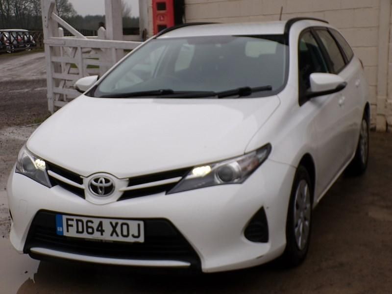 Used Toyota Auris Active 90 HP (66 kW) 2014 White Estate