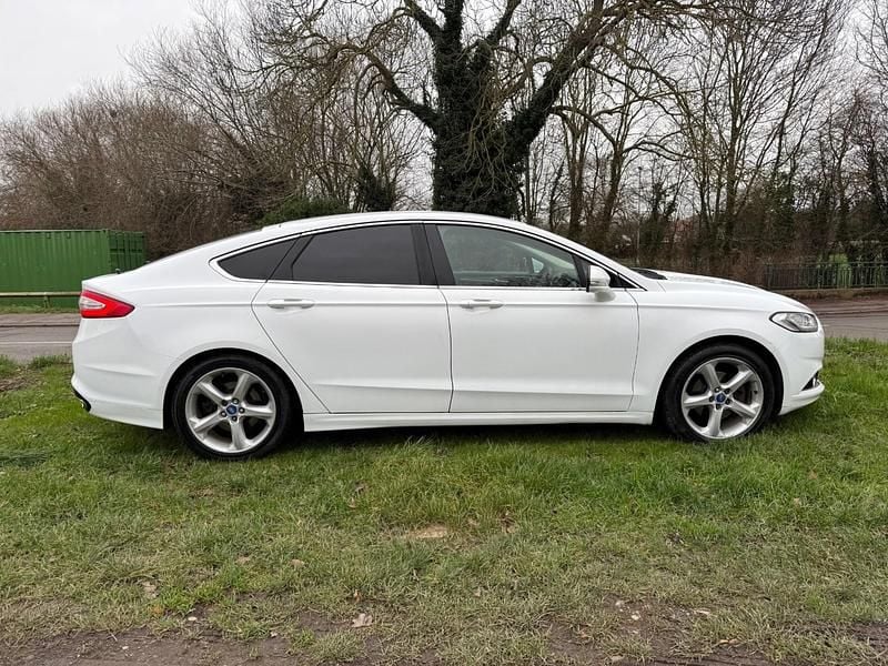 Begagnad Ford Mondeo Titanium 180 HK (132 kW) 2016 Vit Halvkombi
