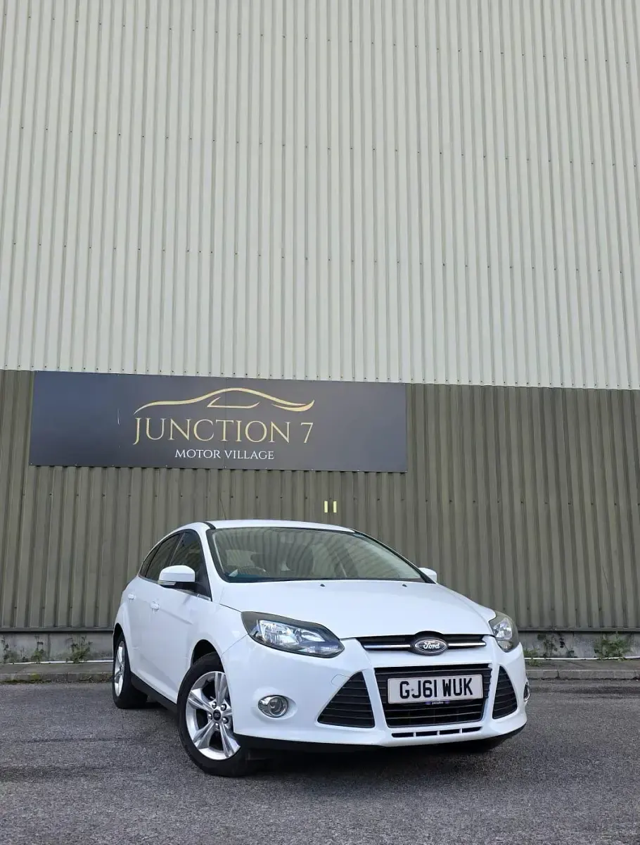 Used Ford Focus Zetec 125 HP (91 kW) 2011 White Hatchback