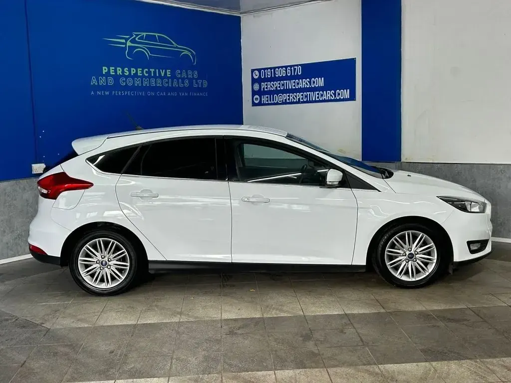 Used Ford Focus Zetec 125 HP (91 kW) 2018 White Hatchback