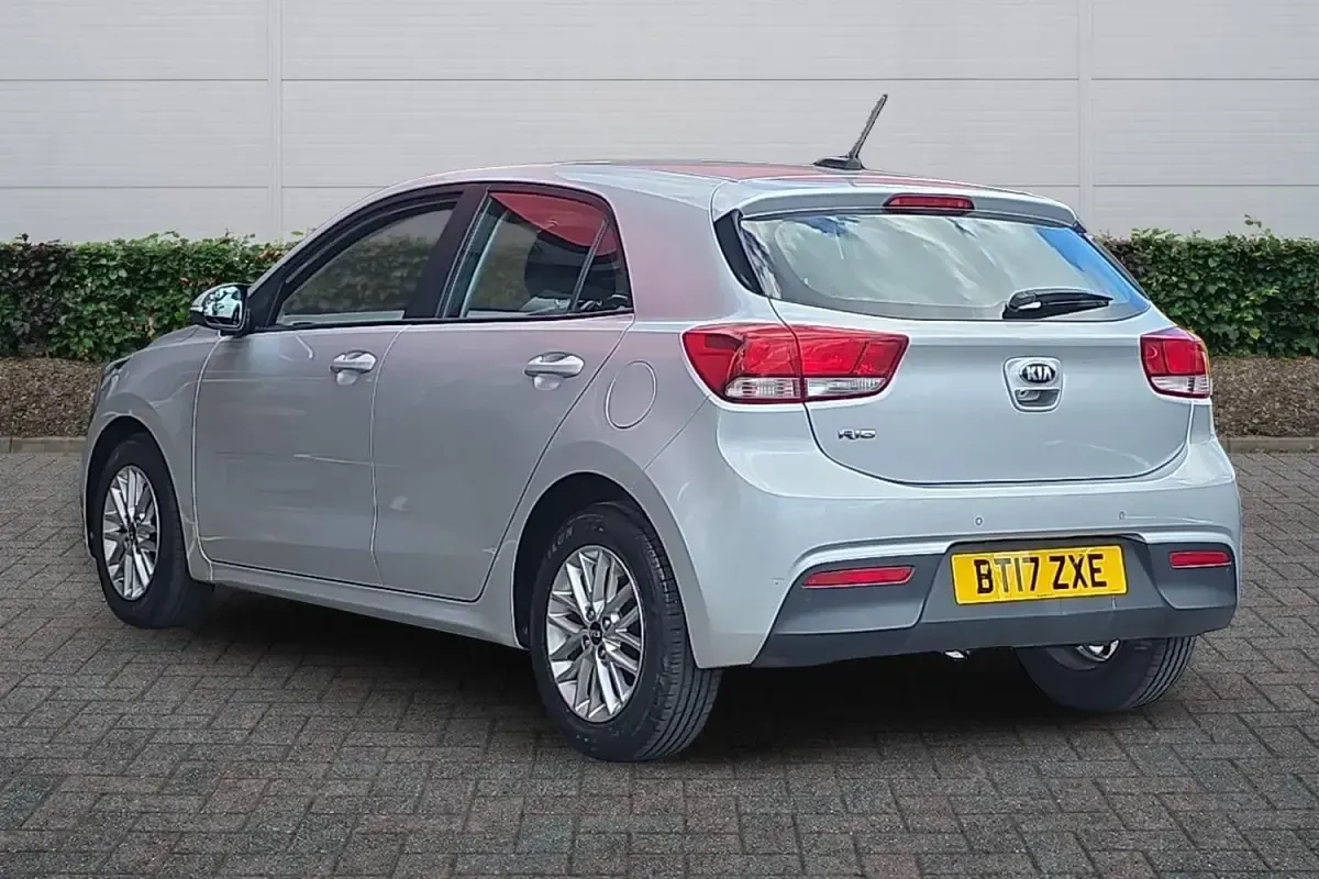 Used Kia Rio 84 HP (61 kW) 2017 Silver Hatchback