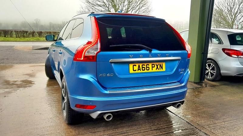 Used Volvo XC60 R-Design 190 HP (139 kW) 2017 Blue SUV