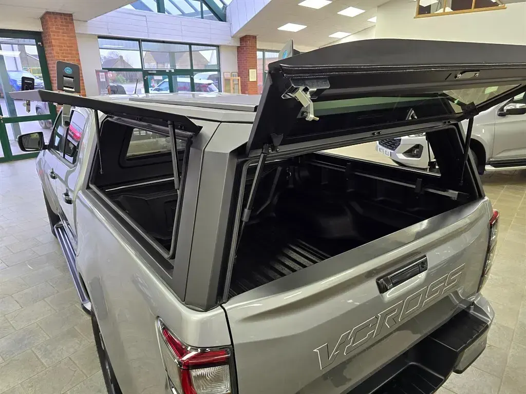 New Isuzu D-Max 163 HP (119 kW) 2025 Silver Pickup
