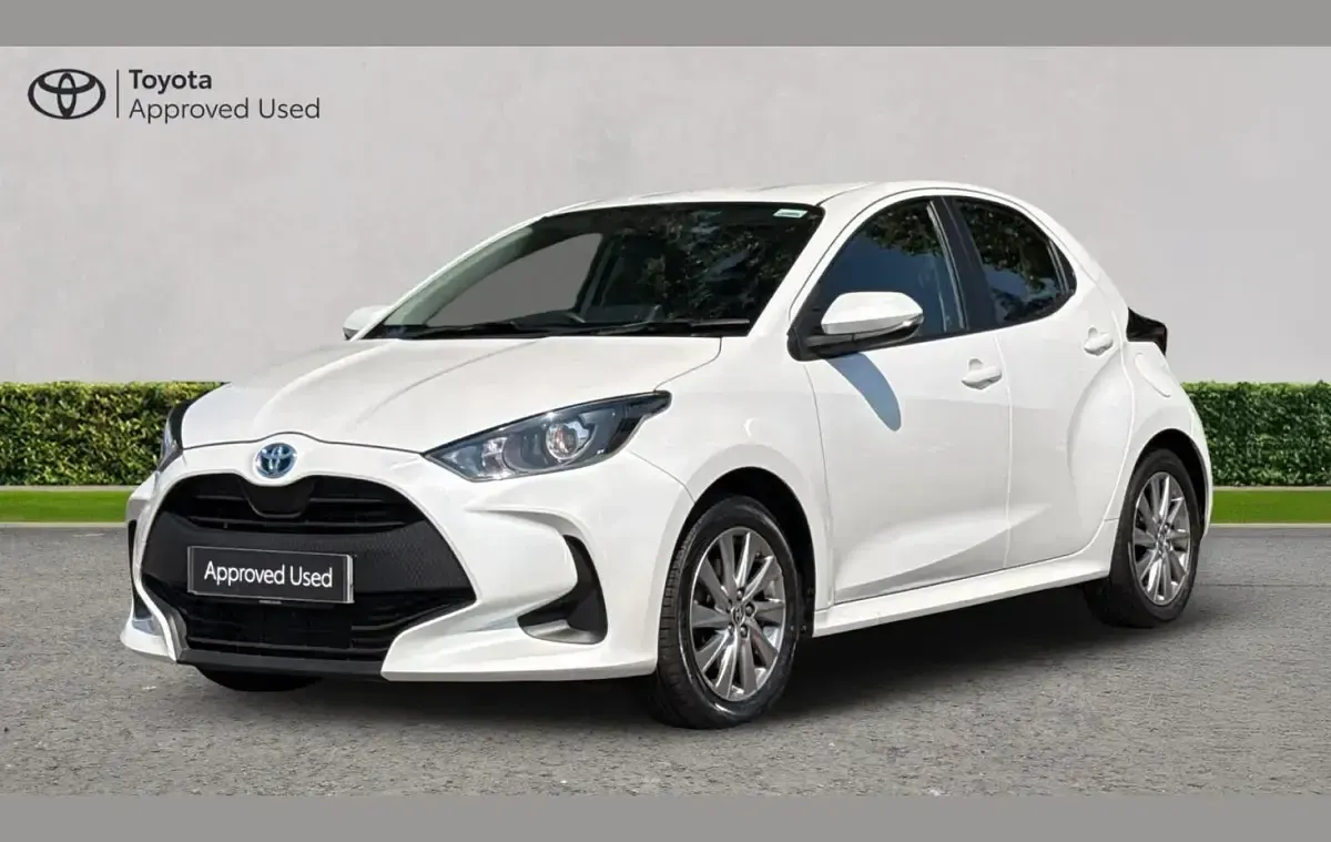 Used Toyota Yaris 116 HP (85 kW) 2023 Platinum white pearl Hatchback