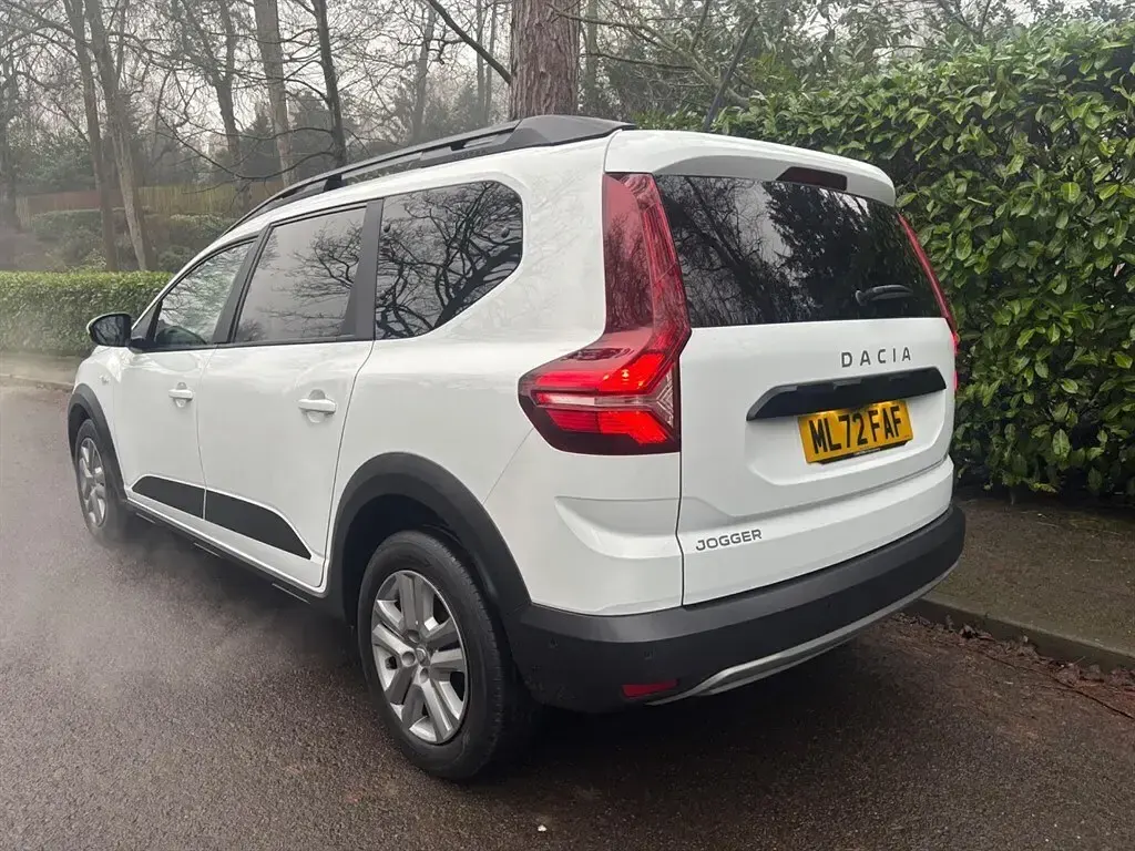 Gebraucht Dacia Jogger Comfort 110 PS (80 kW) 2022 Weiß Van / Kleinbus