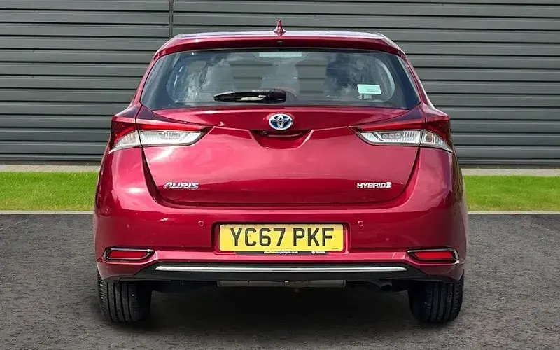 Used Toyota Auris Hybrid Business Edition 136 HP (100 kW) 2017 Red Hatchback