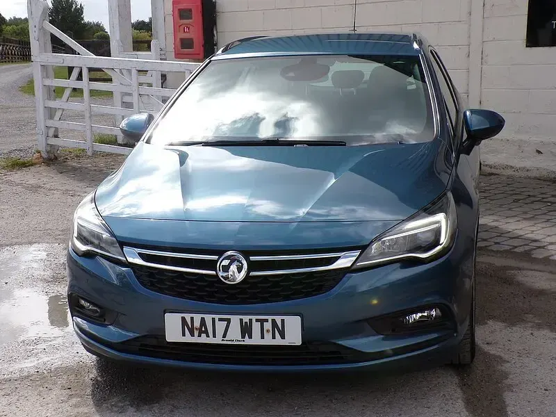 Used Vauxhall Astra SRi 150 HP (110 kW) 2017 Blue Estate