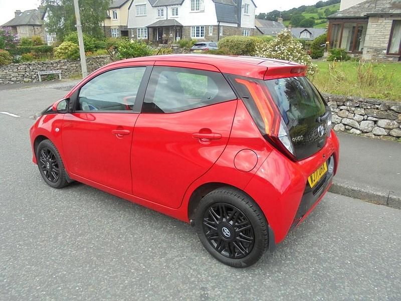 Used Toyota Aygo X-play 72 HP (52 kW) 2021 Red Hatchback