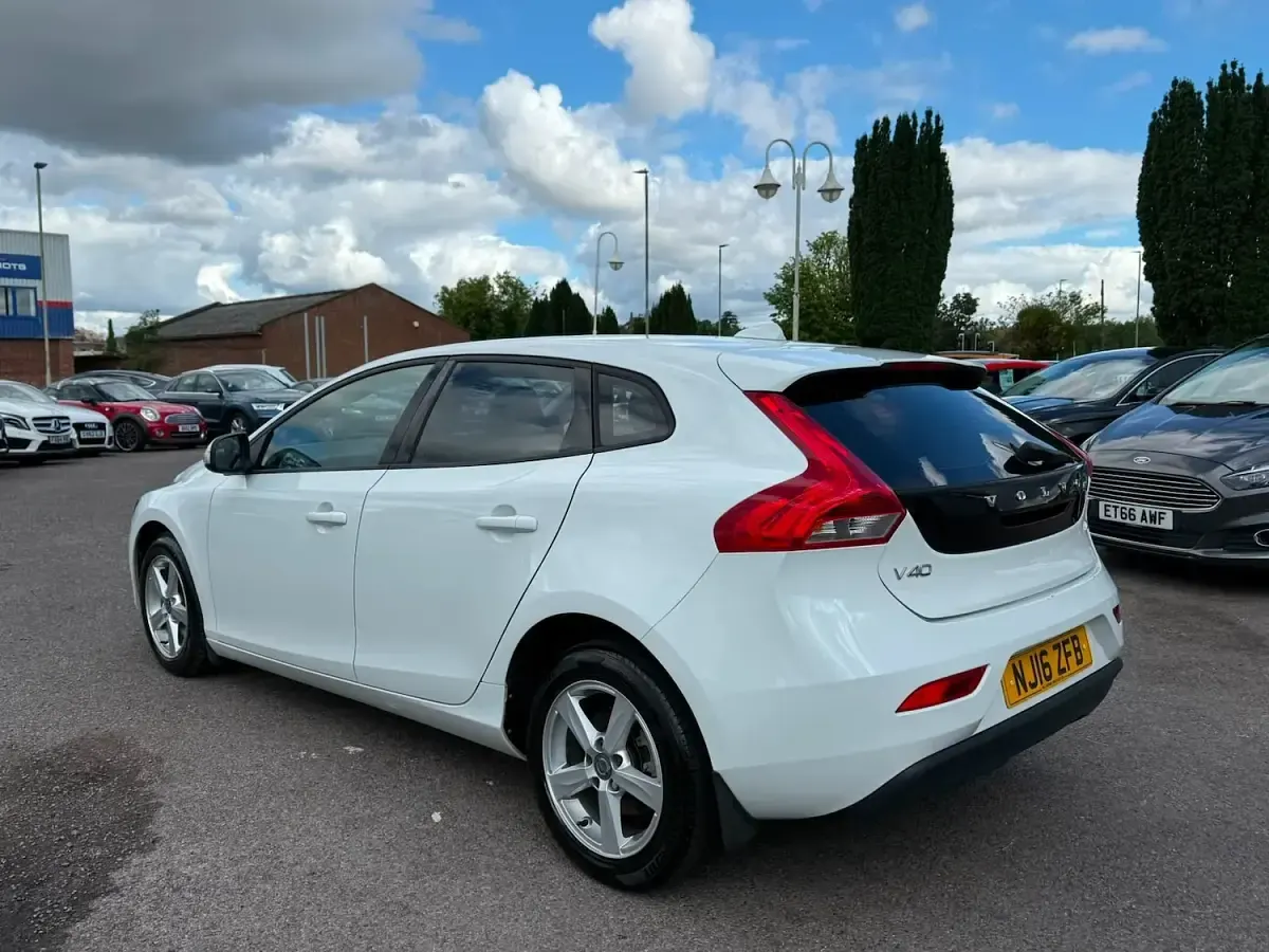 Used Volvo V40 120 HP (88 kW) 2016 White Hatchback