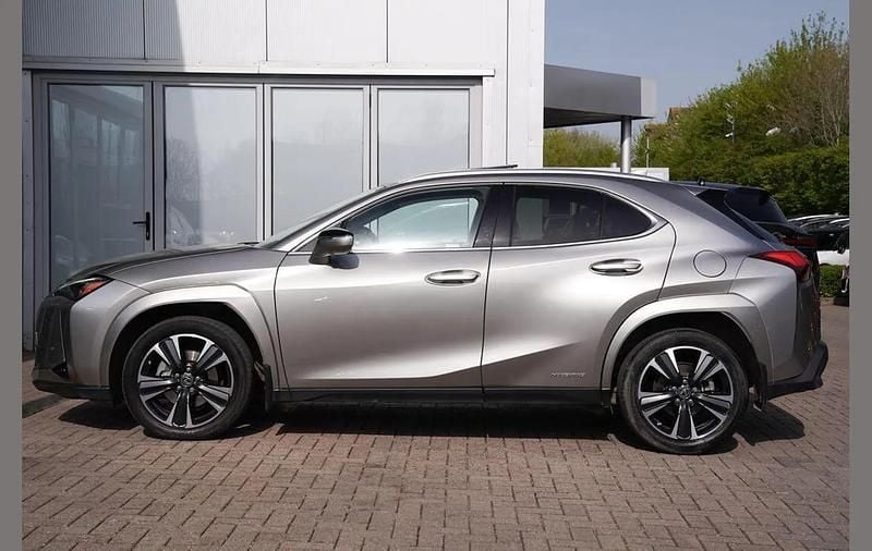 Used Lexus UX 250h 180 HP (132 kW) 2022 Silver SUV