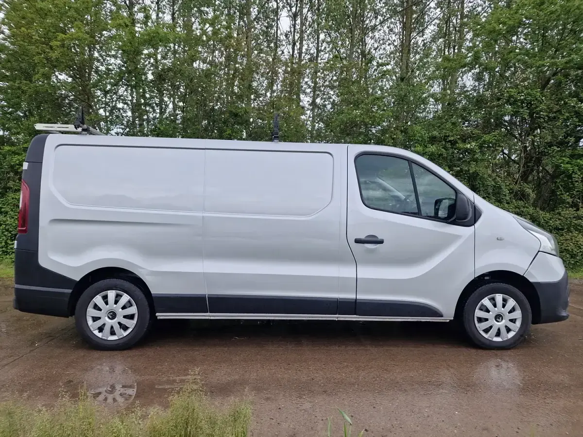 Gebraucht Renault Trafic Business 120 PS (88 kW) 2015 Silber Van / Kleinbus