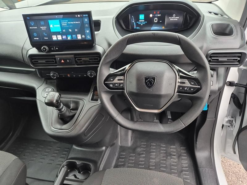 Used Peugeot Partner 100 HP (73 kW) 2024 White MPV
