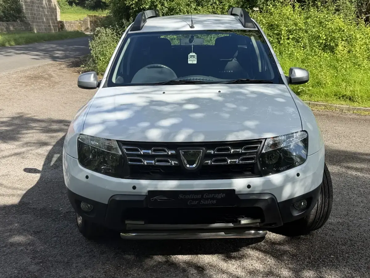 Used Dacia Duster Lauréate 110 HP (80 kW) 2015 White SUV