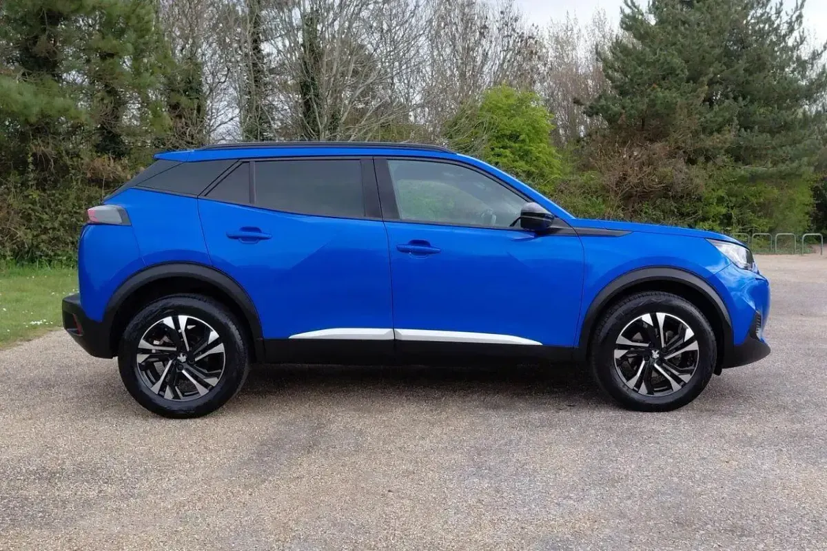 Usado Peugeot 2008 Allure+ 129 CV (94 kW) 2023 Azul SUV