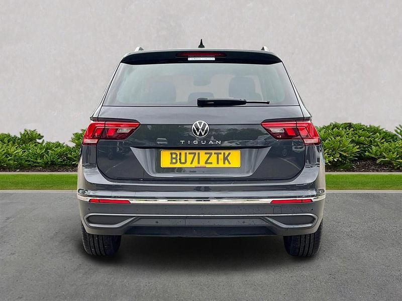 Usado VW Tiguan S 150 CV (110 kW) 2022 Gris SUV