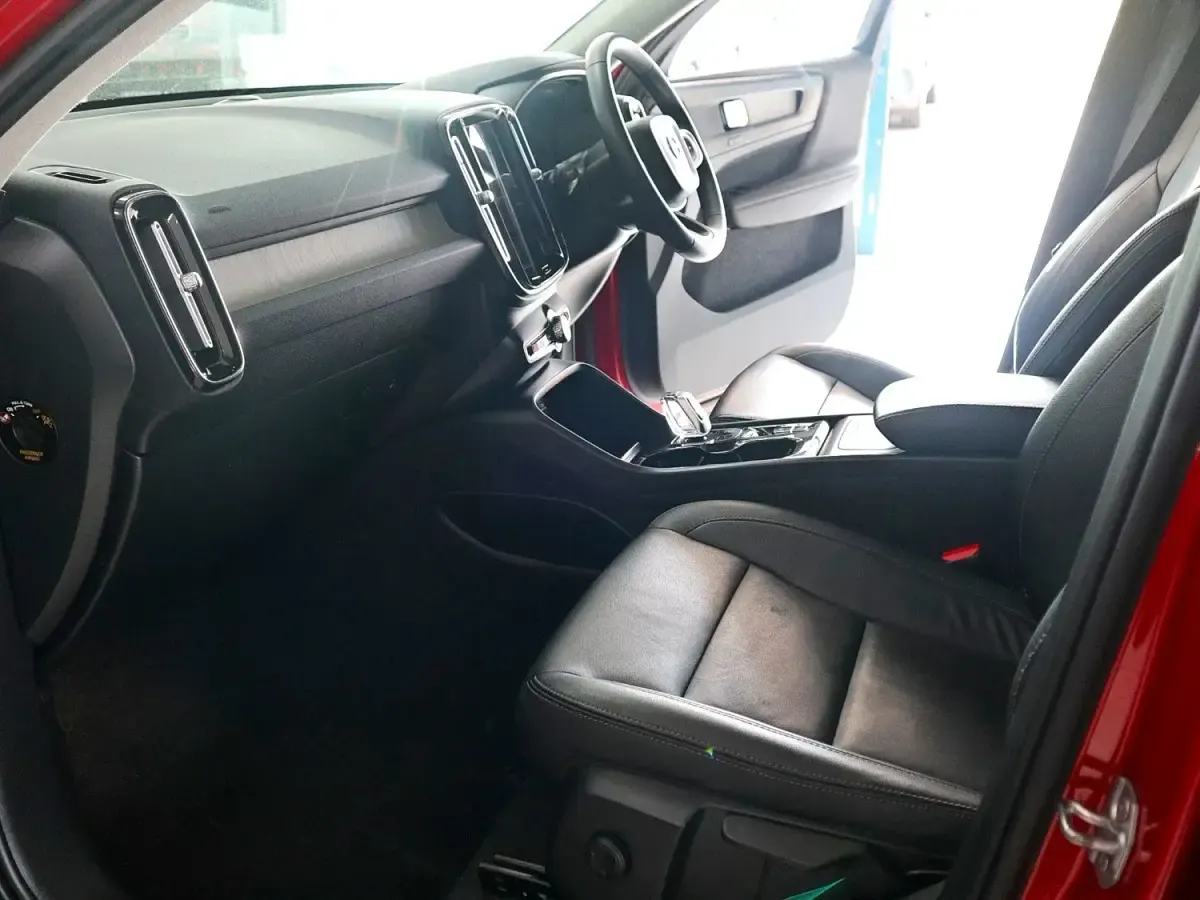 Begagnad Volvo XC40 Inscription 163 HK (119 kW) 2020 Röd SUV