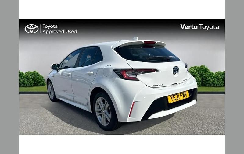 Begagnad Toyota Corolla 122 HK (89 kW) 2021 Vit Halvkombi