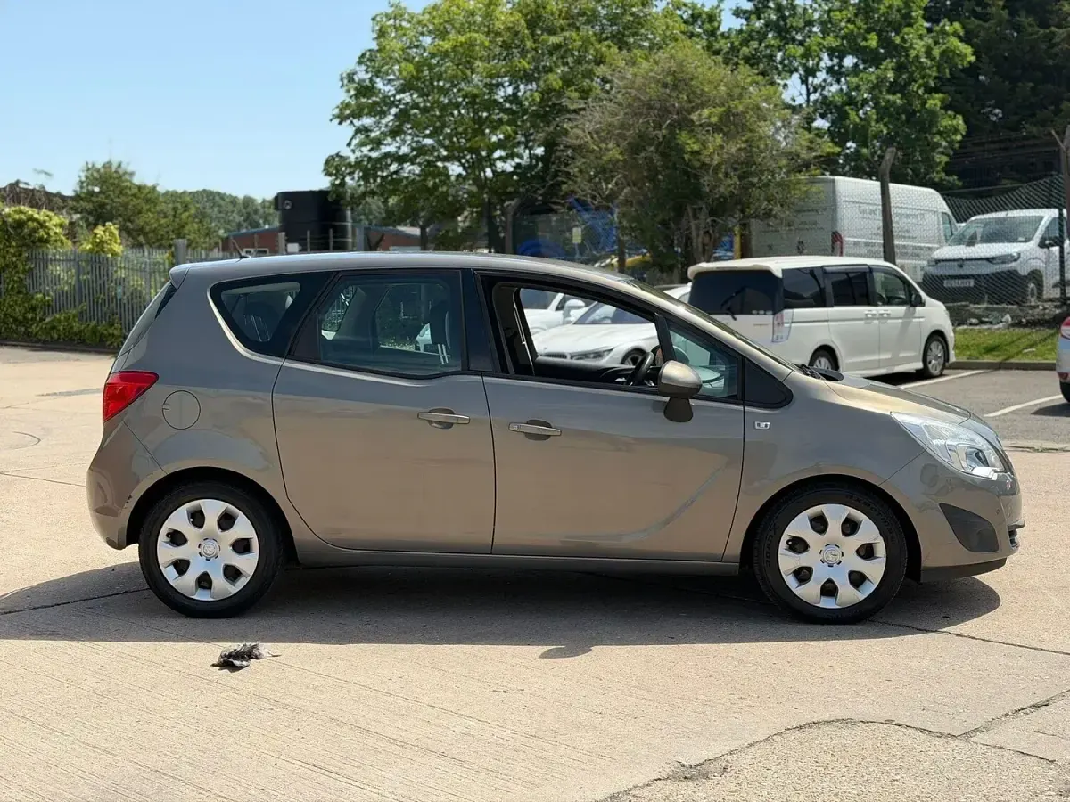 Used Vauxhall Meriva 2011 Brown MPV
