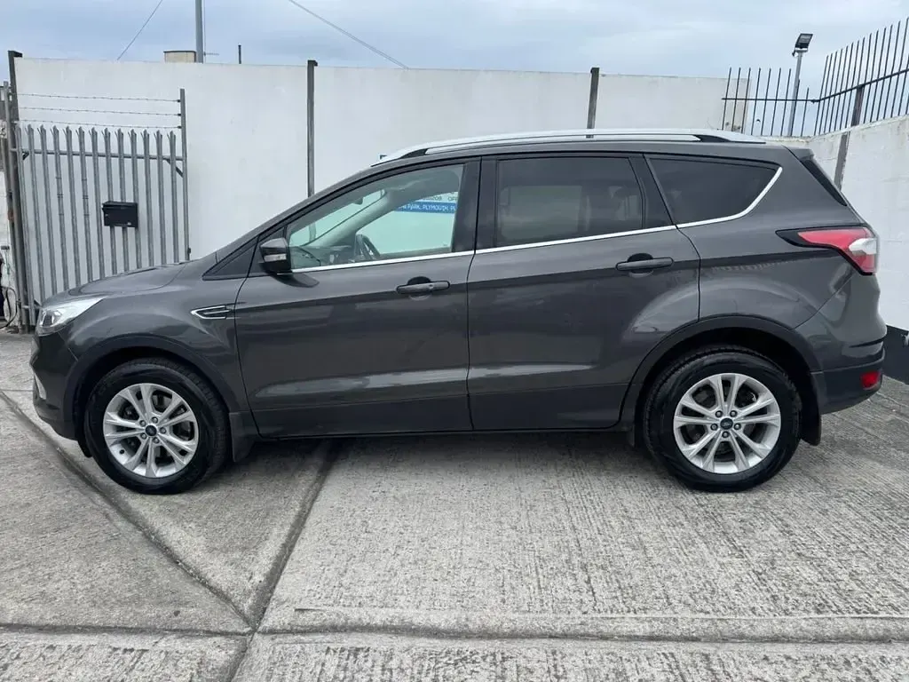 Begagnad Ford Kuga Titanium 150 HK (110 kW) 2018 Grå SUV