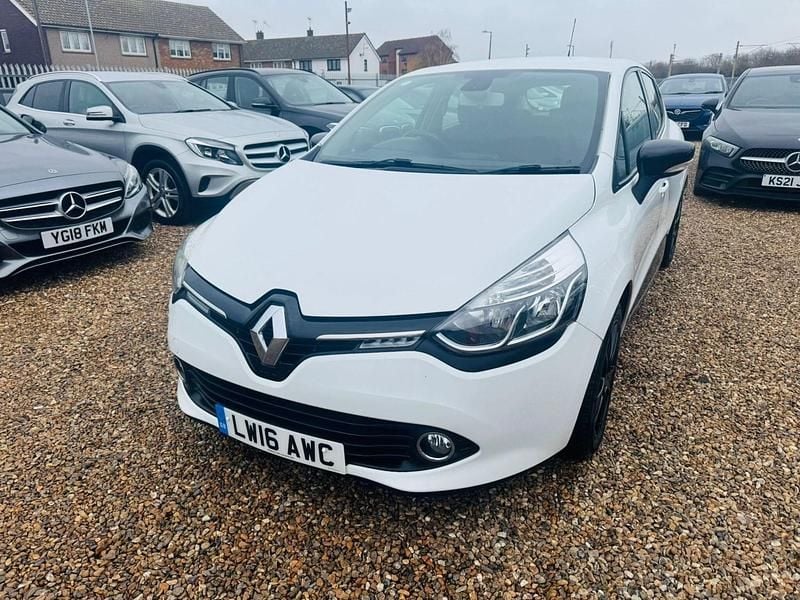 Used Renault Clio IV Dynamique 90 HP (66 kW) 2016 White Hatchback