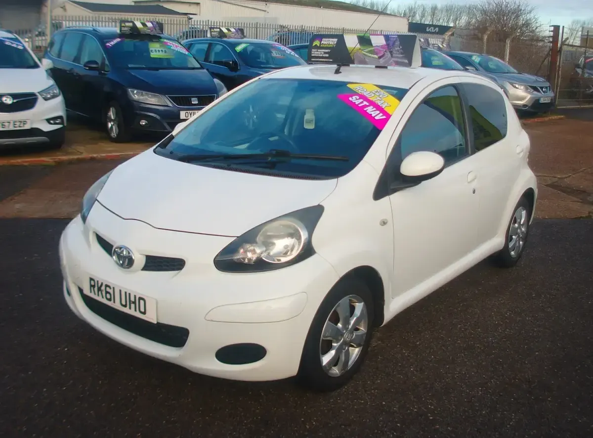 Used Toyota Aygo 68 HP (50 kW) 2011 White Hatchback