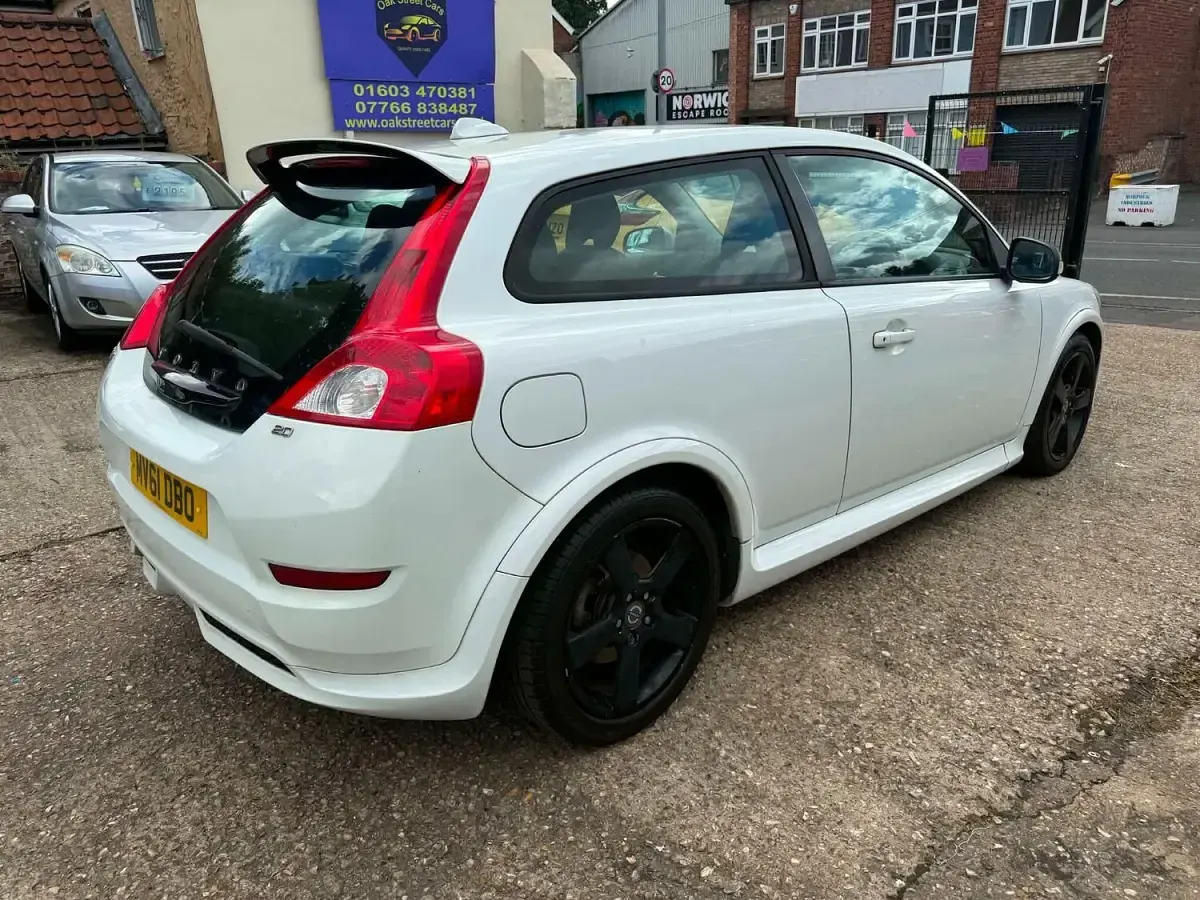 Used Volvo C30 R-Design 145 HP (106 kW) 2011 White Hatchback