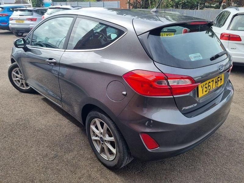 Usado Ford Fiesta Zetec 100 HP (73 kW) 2017 Cinzento Citadino