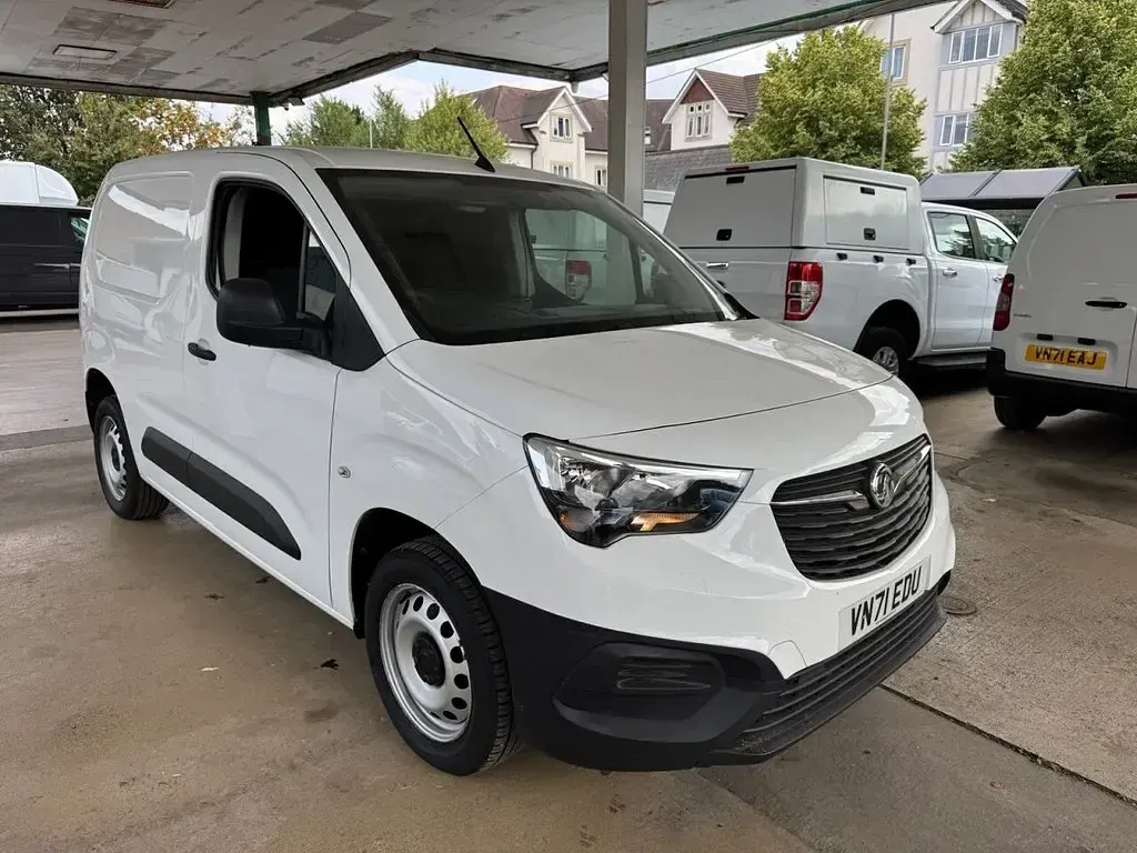 Used Vauxhall Combo 100 HP (73 kW) 2021 White MPV